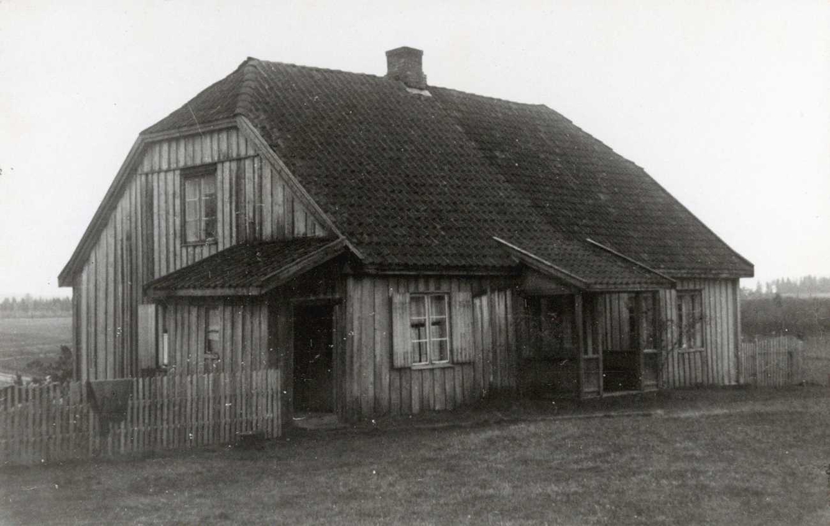 Nordre Hemnes, Aurskog-Høland, Nedre Romerike, Akershus. Grått våningshus sett mot gårdsplassen.