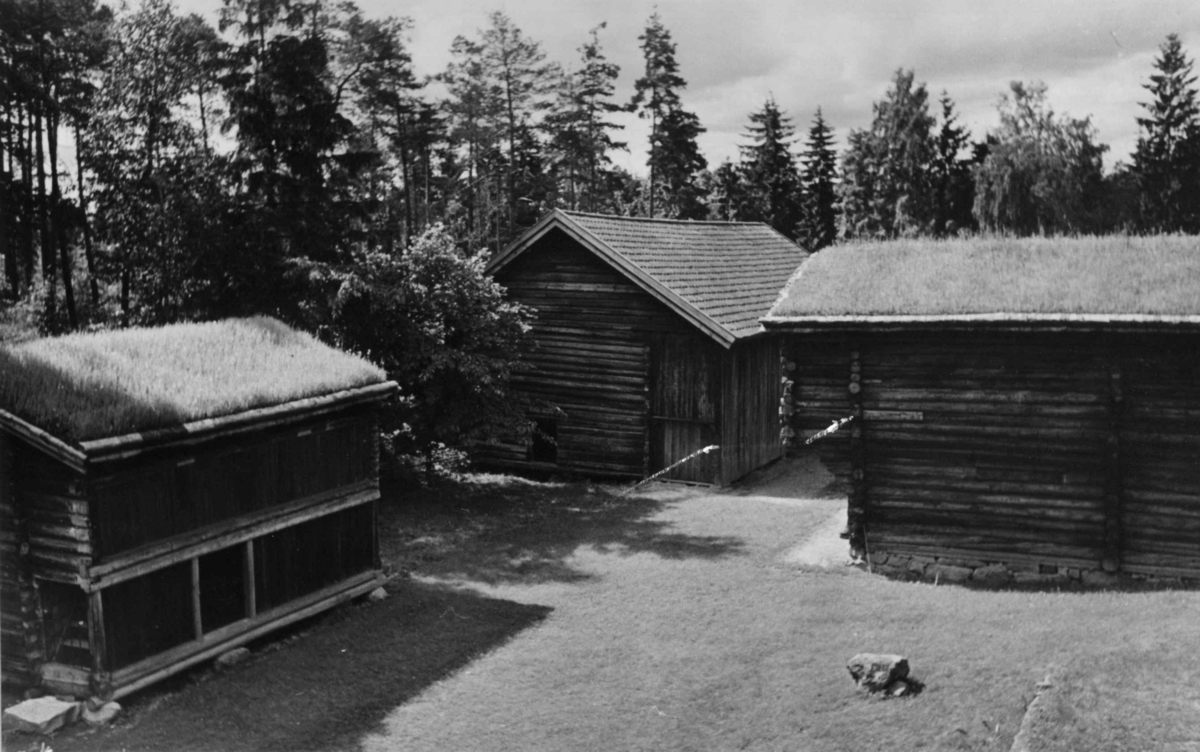 Østerdalstunet på Norsk folkemuseum, 1949. Fra venstre: Loftsbu fra Urstrømmen i Alvdal, løe fra Kvislerbråten i Sør-Odal, og Stall-løe fra Lille Ingelsrud i Åsnes.