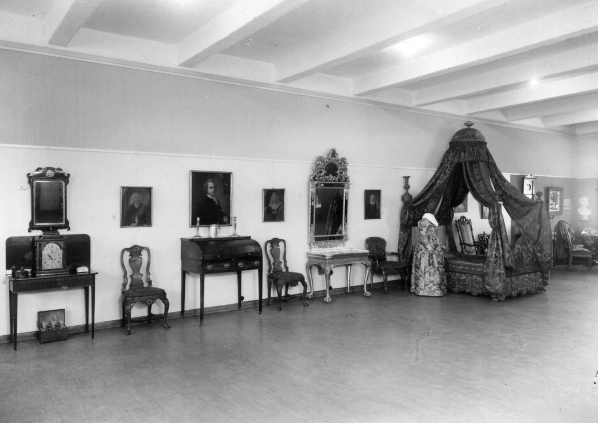 Utstillingen «Tilvekst til Bysamlingen», 1949, var montert av konservator Svein Molaug og inneholdt bla. gjenstander arvet fra Hans Aall.