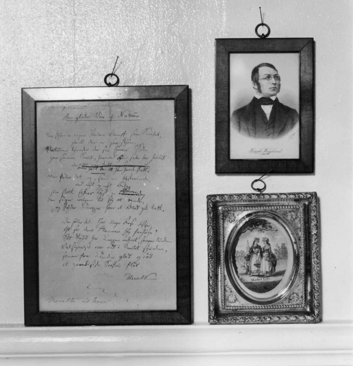 Tre avbildede gjenstander, et stikk av Henrik Wergeland, stikk av en markedsscene og et innrammet dikt skrevet av H. Wergeland