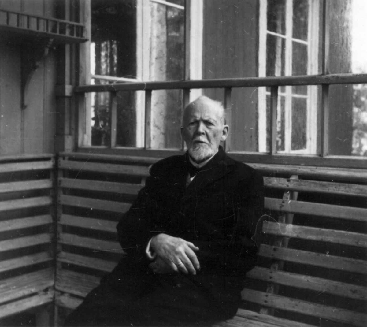 Portrett av rektor J. Qvigstad utenfor sitt hus 1948.