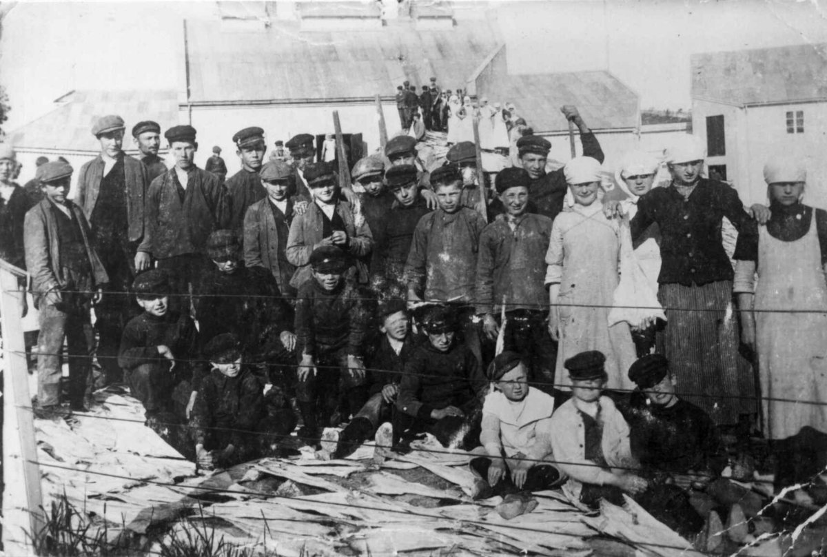 Klippfiskarbeidere, Kristiansund, Møre og Romsdal,1912. Fra en arbeidsplass på Innlandet som eides av "Fonseea Araujo & Limited", (Santos).