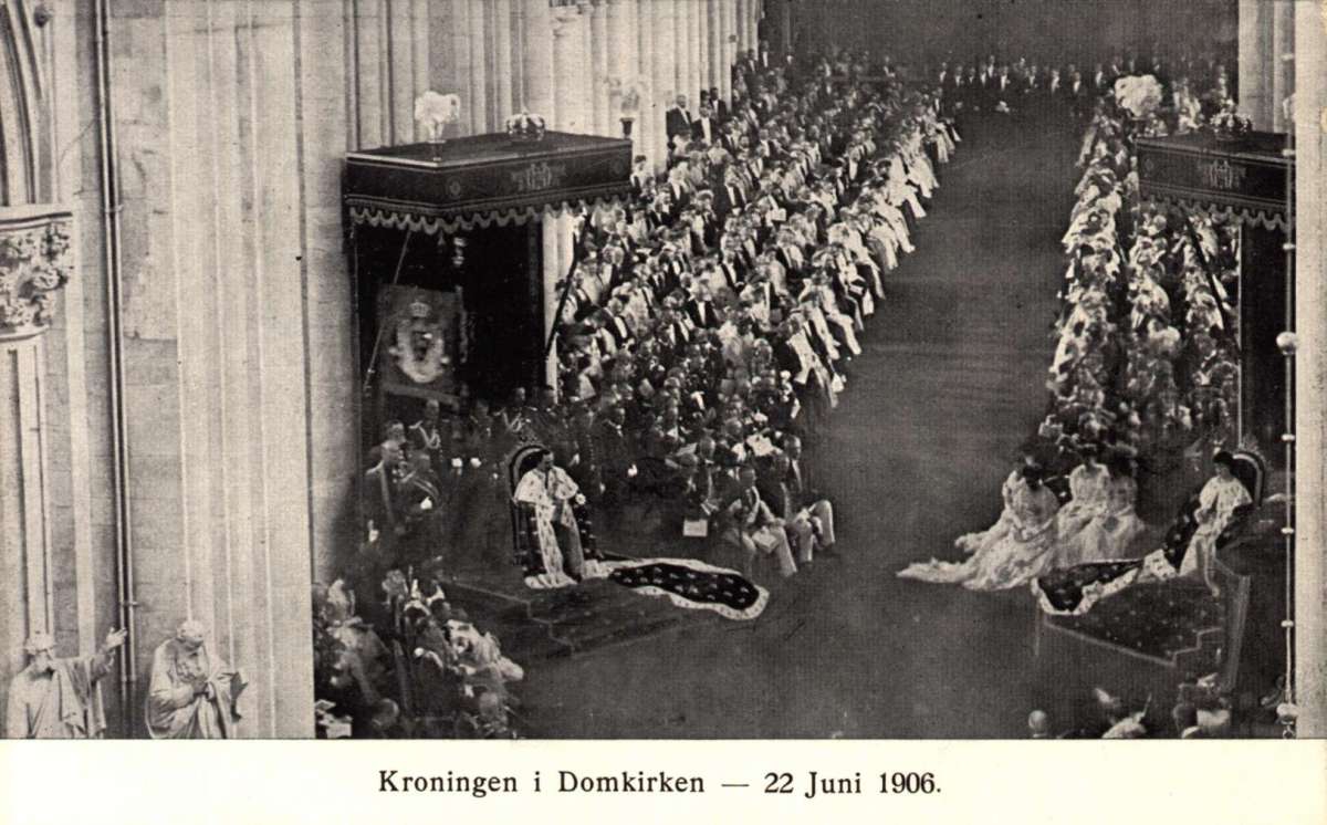 Postkort. Tekst på postkortet: "Kroning av kong Haakon i Nidarosdomen, 22 juni 1906".