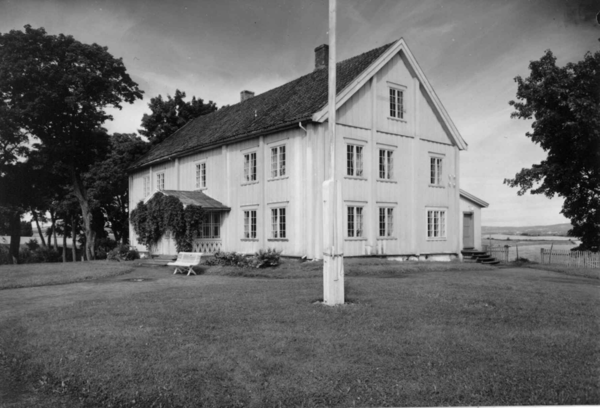 Busvold, Stange, Hedmark. Hovedbygning sett fra hagen.
Fra dr. Eivind S. Engelstads storgårdsundersøkelser 1957.
