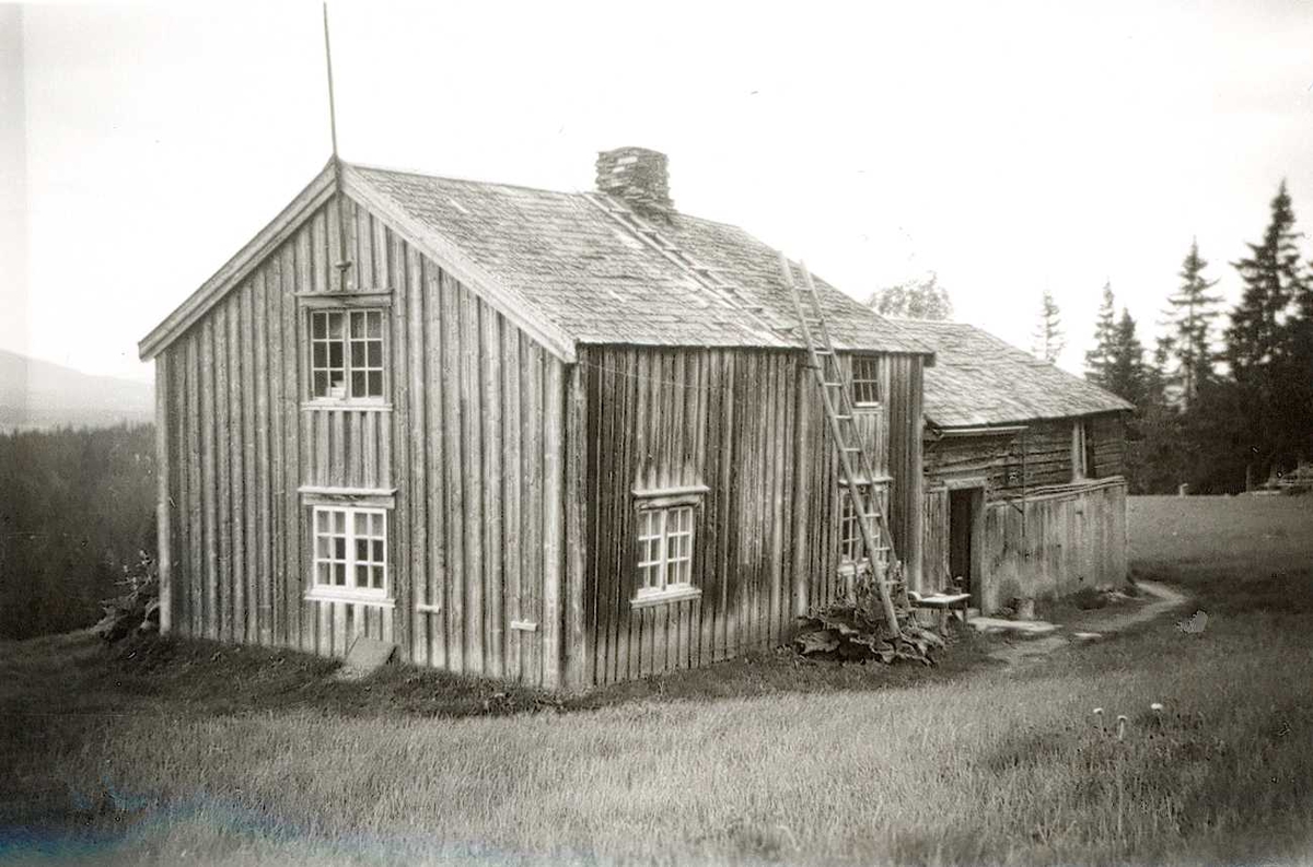 Stua til Josef Okstad, Okstad husmannsplass sett fra øst. Huset og fjøset er bygd sammen.