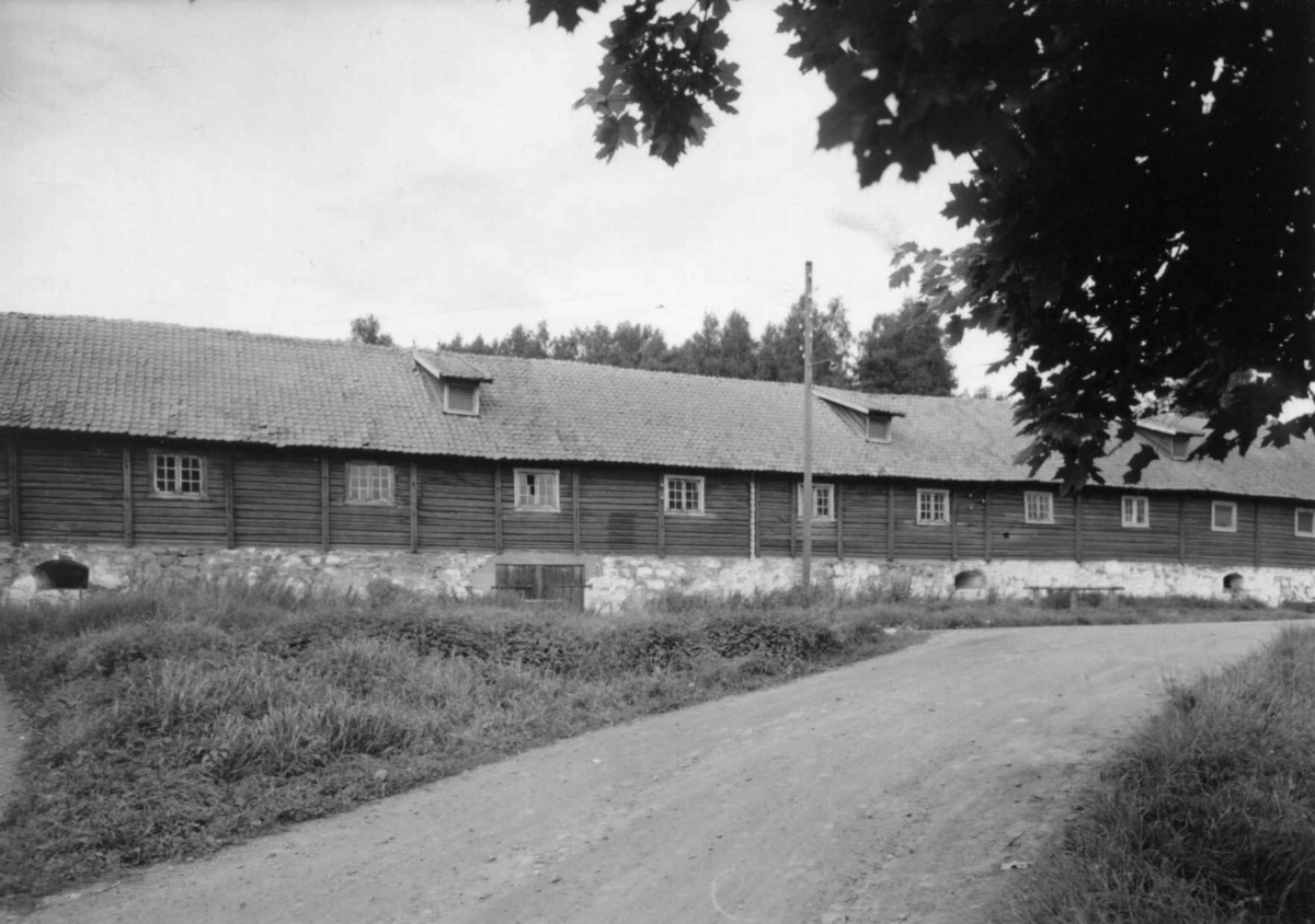 Vik, Stange, Hedmark. Det store oksefjøset. 
Fra dr. Eivind S. Engelstads storgårdsundersøkelser 1957.