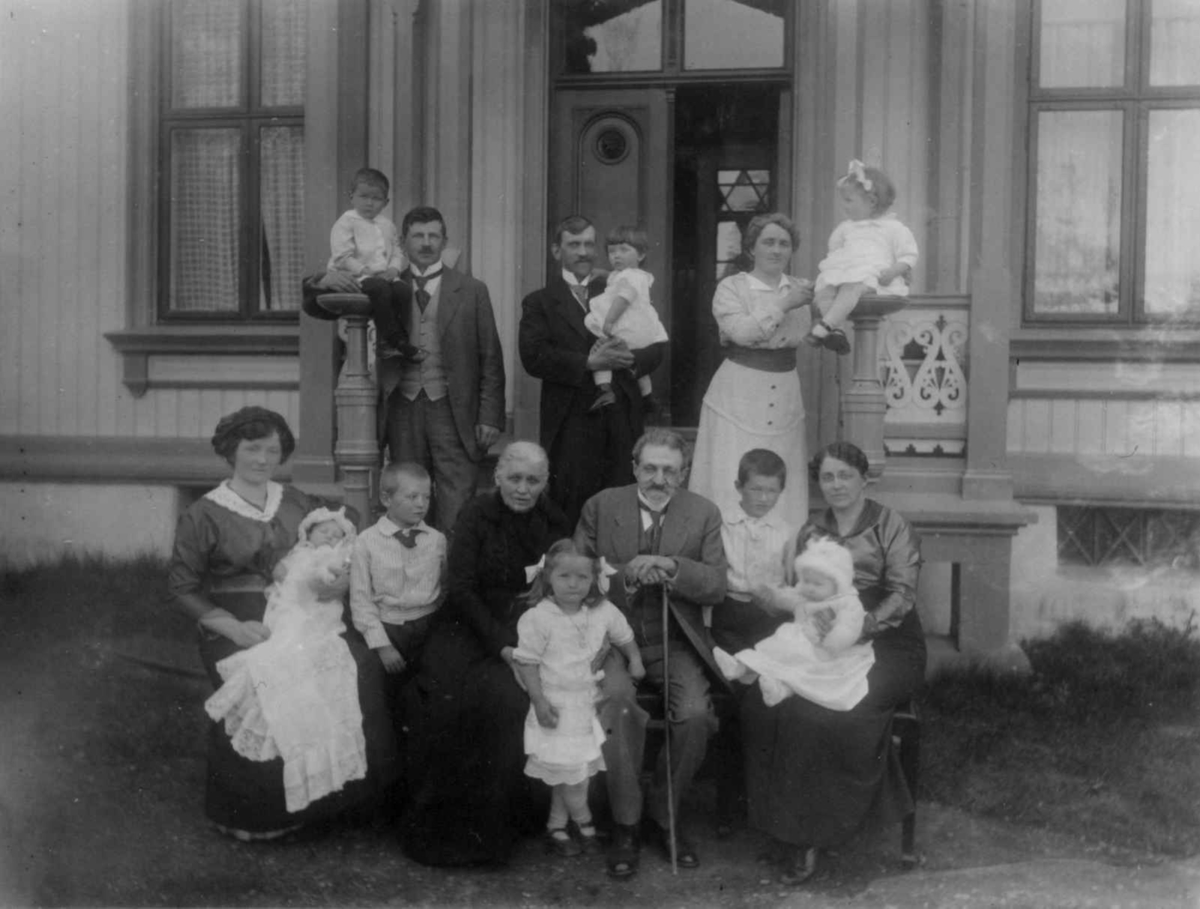 Melgården, Åmot, Hedmark. Familien på trappa til den nye hovedbygningen ca. år 1910. Storgårdsundersøkelser ved dr. philos. Eivind Engelstad.
Fra dr. Eivind S. Engelstads storgårdsundersøkelser 1954.