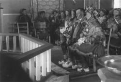 Bryllup i Kautokeino kirke, brudeparet sitter på hver sin st