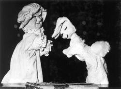 Kirsten Langbo underholder med dukketeater på Norsk Folkemus