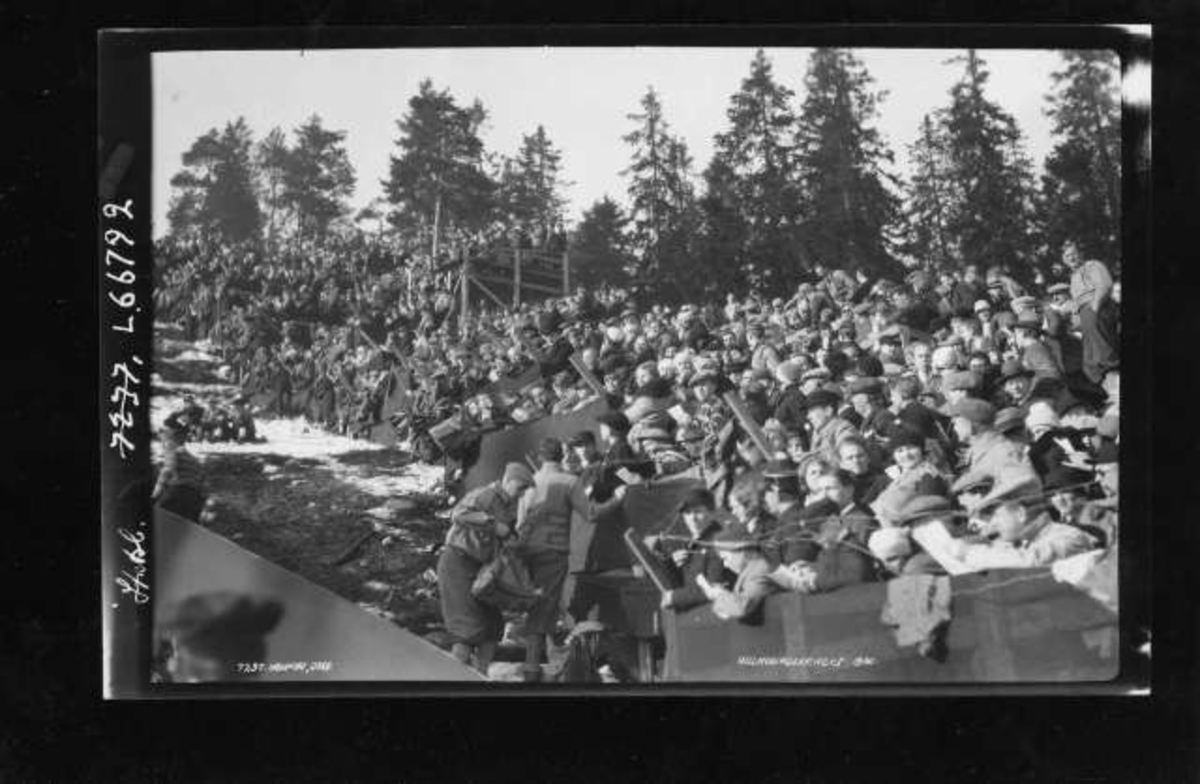 Holmennkollrennet 1930. Tilskuere i bakken.
