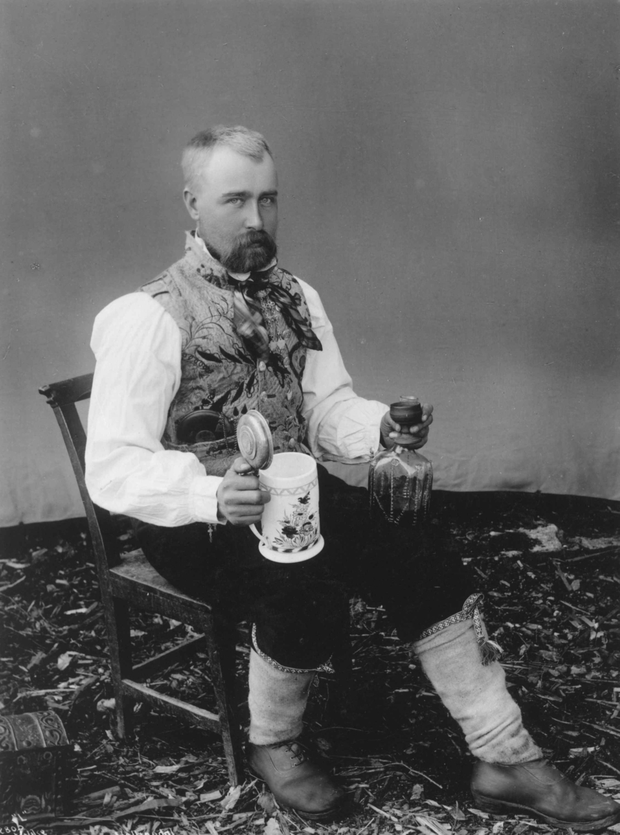Antakelig portrett av Tollef Myhre i mannsdrakt fra Nes i Buskerud, Hallingdal. Fotografert av Axel Lindahl 1890.