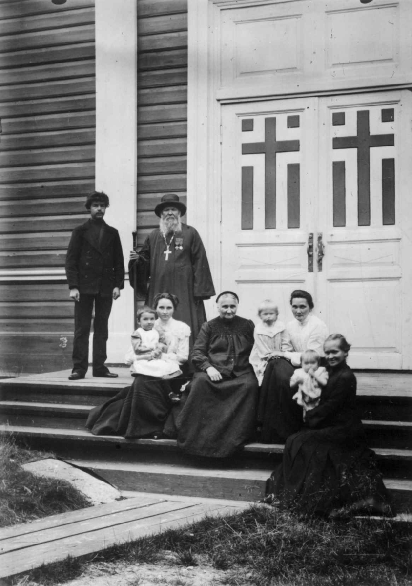Gruppebilde, portrett av Prost Schtschekoldin med familie, Boris Gleb, Russland, antatt 1903.