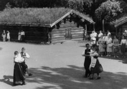 Oppvisning med folkedans i Telemarkstunet på Norsk Folkemuse