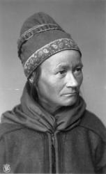 Kvinnedrakt. Portrett av en kvinne, muligens fra Gällivare, 