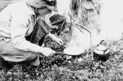 Kvinne med ryggsekk på tur i området mellom Fossli og Simada