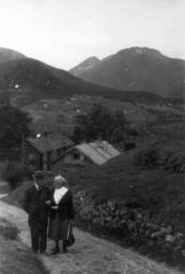 Daugstad gård i Tresfjord i Møre og Romsdal i 1954. Kvinne o