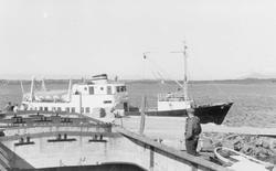 M/S Bolsøy, fra Møre og Romsdal Fylkesbåtar, ved kai på Ona,