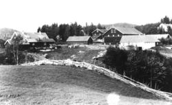 Eikaberg, Enebakk, Akershus 1924. Gårdsanlegg sett fra jorde