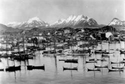 Antakelig Ballstad i Lofoten. Robåter, fiskeskøyter og nordl