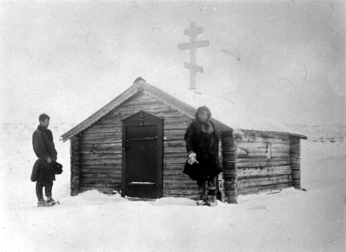To skoltesamer foran St. Georgs kapell, Neiden, Sør-Varanger, Finnmark, 1904.