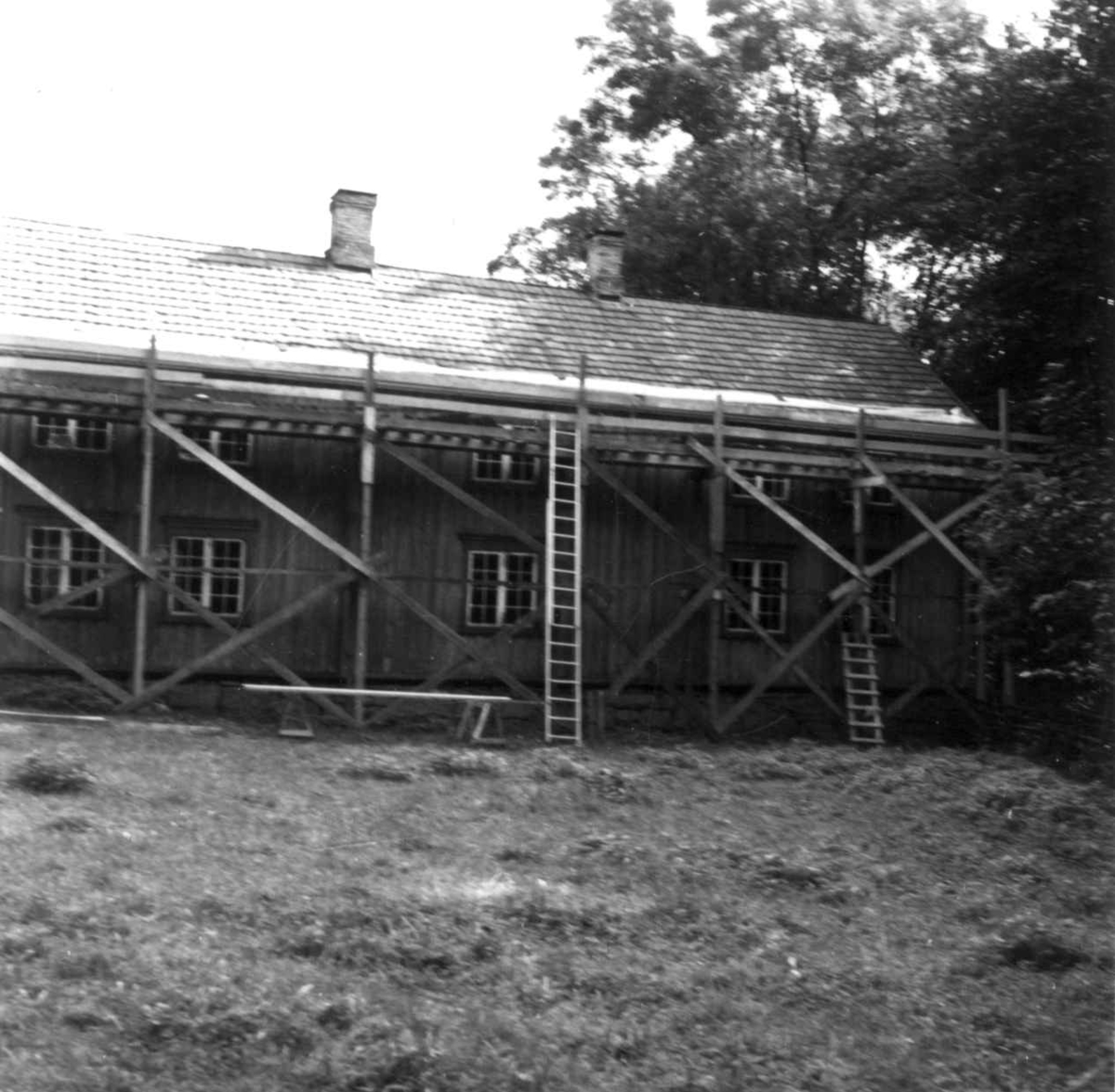 Hovedbygning fra Stiklestad Vestre, Verdal i Nord-Trøndelag ("lånna"). Reparasjon av tak, kant. Fotografert av Arne Berg, august 1979.