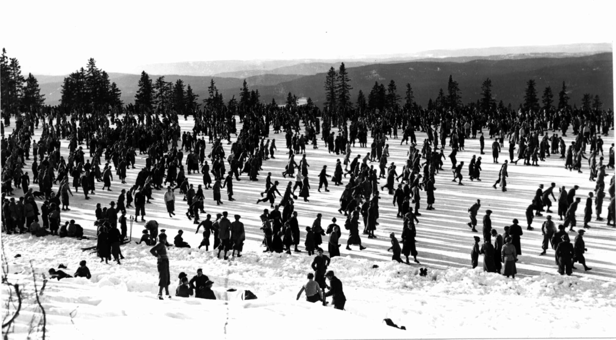 Tryvann skøytebane, Oslo. 1934. Tettpakket av skøyteløpere på isen.