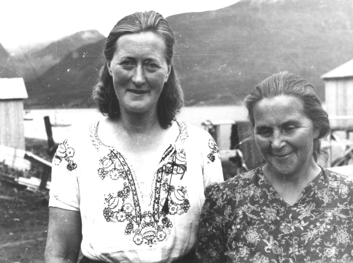 Portrett av to kvinner, ukjente. Olderdalen, Kåfjord, Troms 1947. 