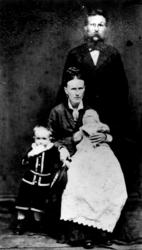 Visittkort. Portrett av familie - mann, kvinne og to barn. D