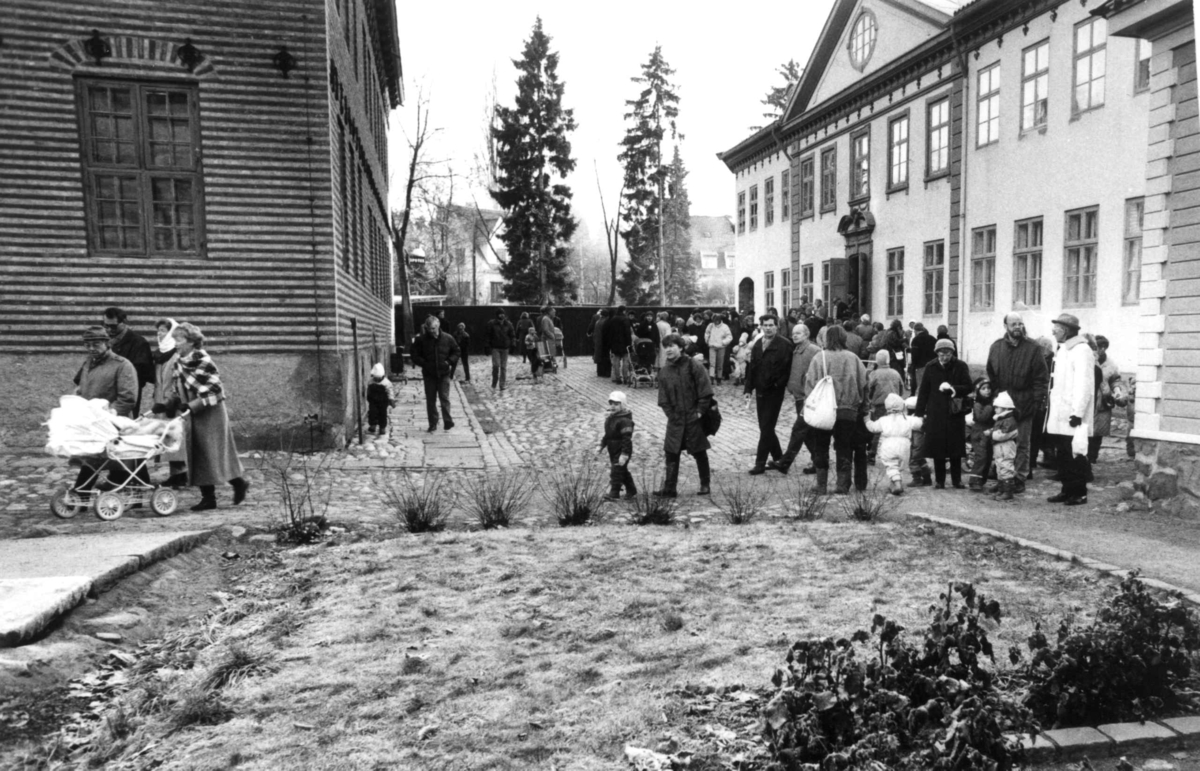 Julemarked 1987. Utenfor Collettgården.