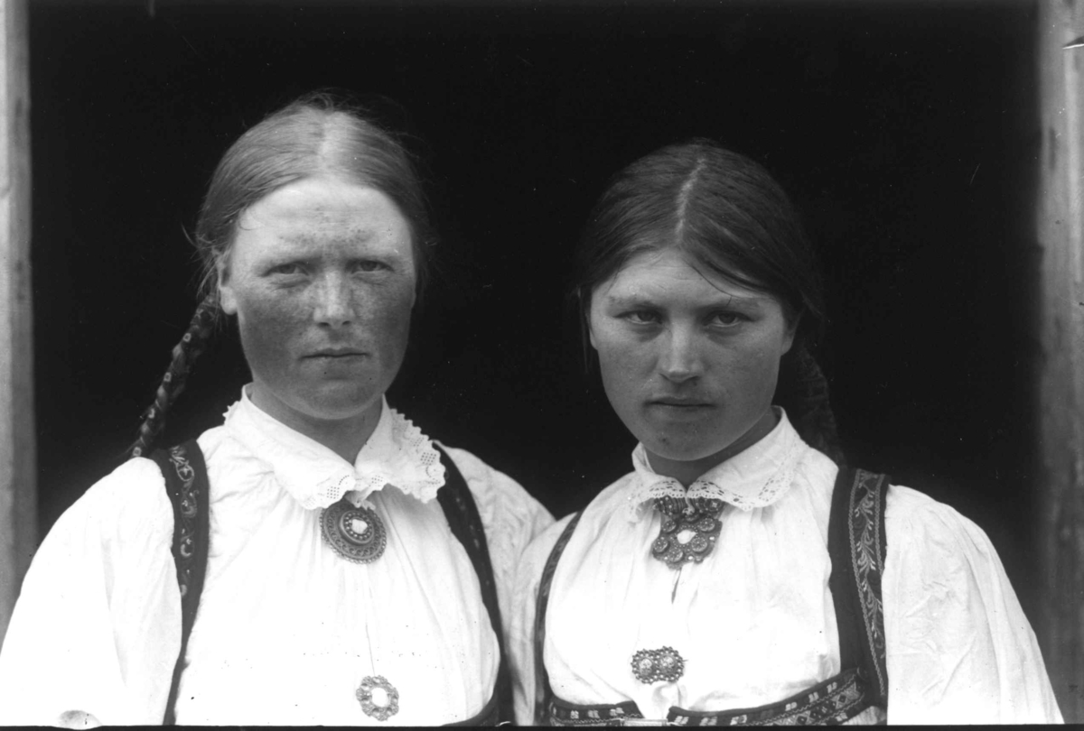 Kvinnedrakt, gruppeportrett, Valle, Setesdal, Aust-Agder, antatt 1924. To kvinner poserer. Fra "De Schreinerske samlinger" (skal oppgis).