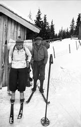 Sverre og Clara Ramstad i skiutstyr utenfor hytta på Ligards