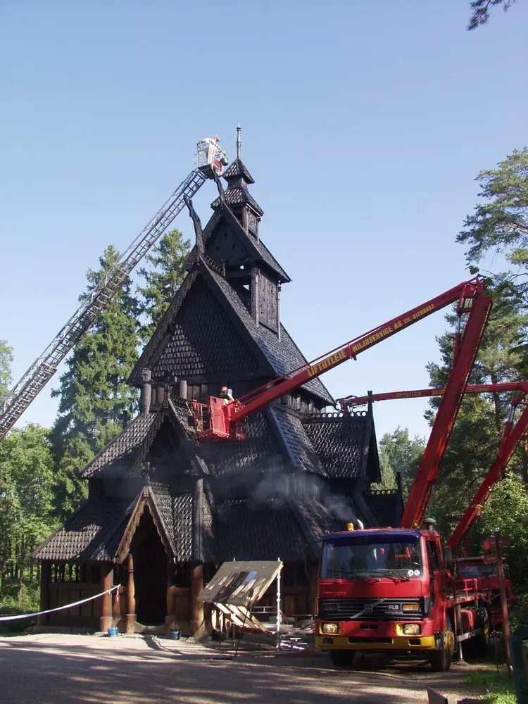 Stavkirke, Gol, Hallingdal. Bygning nr.181, Oscar IIs samlinger.
Tjærebreing august 2002.