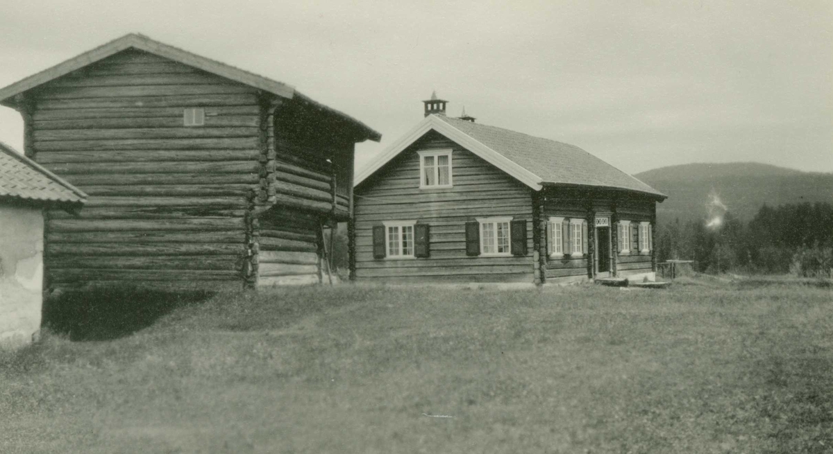 Hovedbygning og kjellerbu. Høymyr Søre, Flesberg, Buskerud. Ant. fotografert 1928.