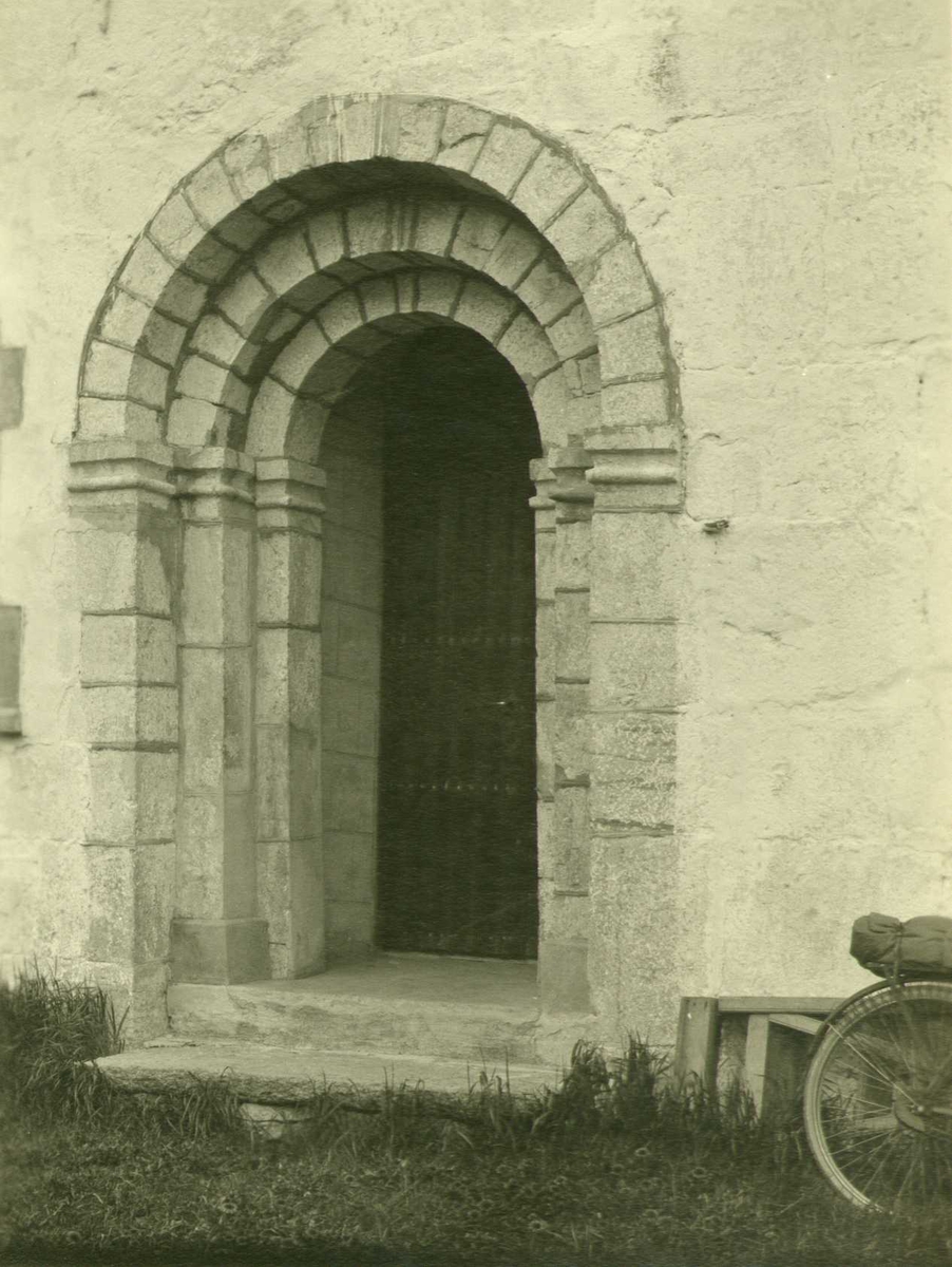 Portal, Hof kirke, Østre Toten, Oppland. Fotografert 1923.