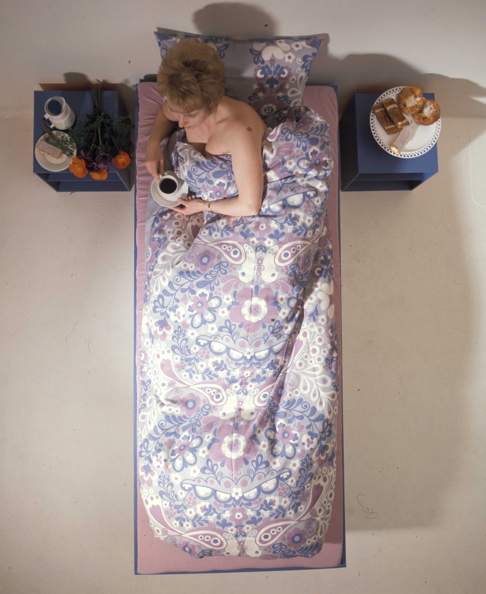 Tekstilmønster på sengetøy. Nye Bonytt, 1973-6.