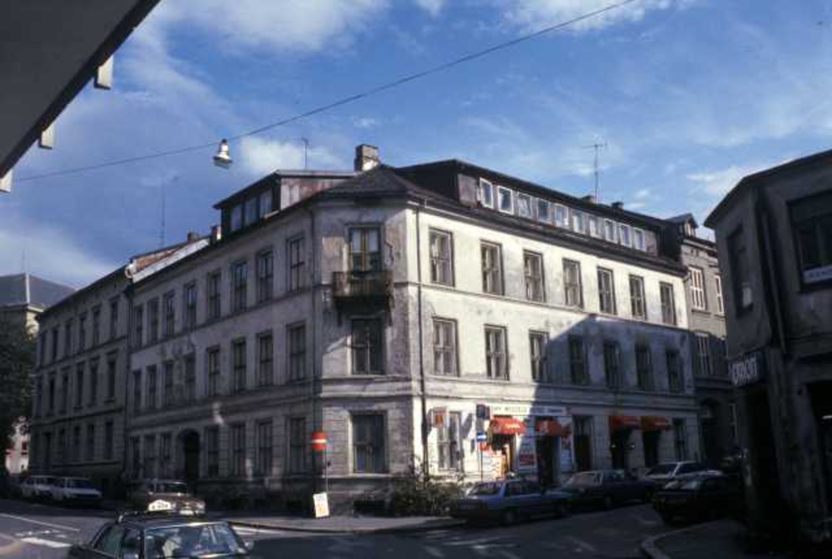 Fra Wessels gate 15 på Meyerløkka i Oslo, 1984. Bygningen står i dag på Norsk Folkemuseum, som bygning nummer 234.