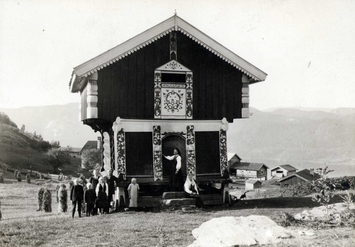 Loft, Øvre Strand, Seljord, Telemark. Fotografert 1914. Familie i forgrunnen.