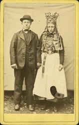 134. Brudepar, Nordfjord, Sogn og Fjordane. Visittkortformat