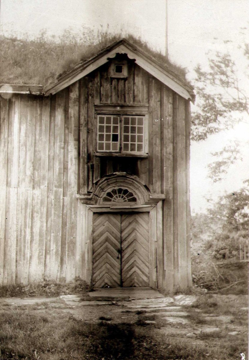 Inngangsparti i den gamle prestebolig, Alstahaug prestegård,  Alstahaug, Nordland. Fotografert 1905.