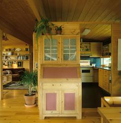 Kjøkken og stue i typehus i Elverum, Hedmark. Er adskilt med