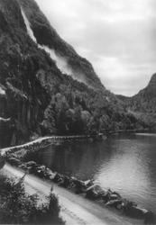 Kjønndalsfoss, muligens Odda, Hordaland. Med veiparti.