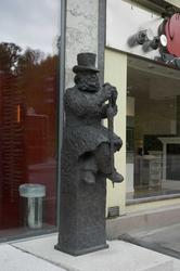 Nina Sundbyes skulptur av Henrik Ibsen utenfor Ibsenmuseet i