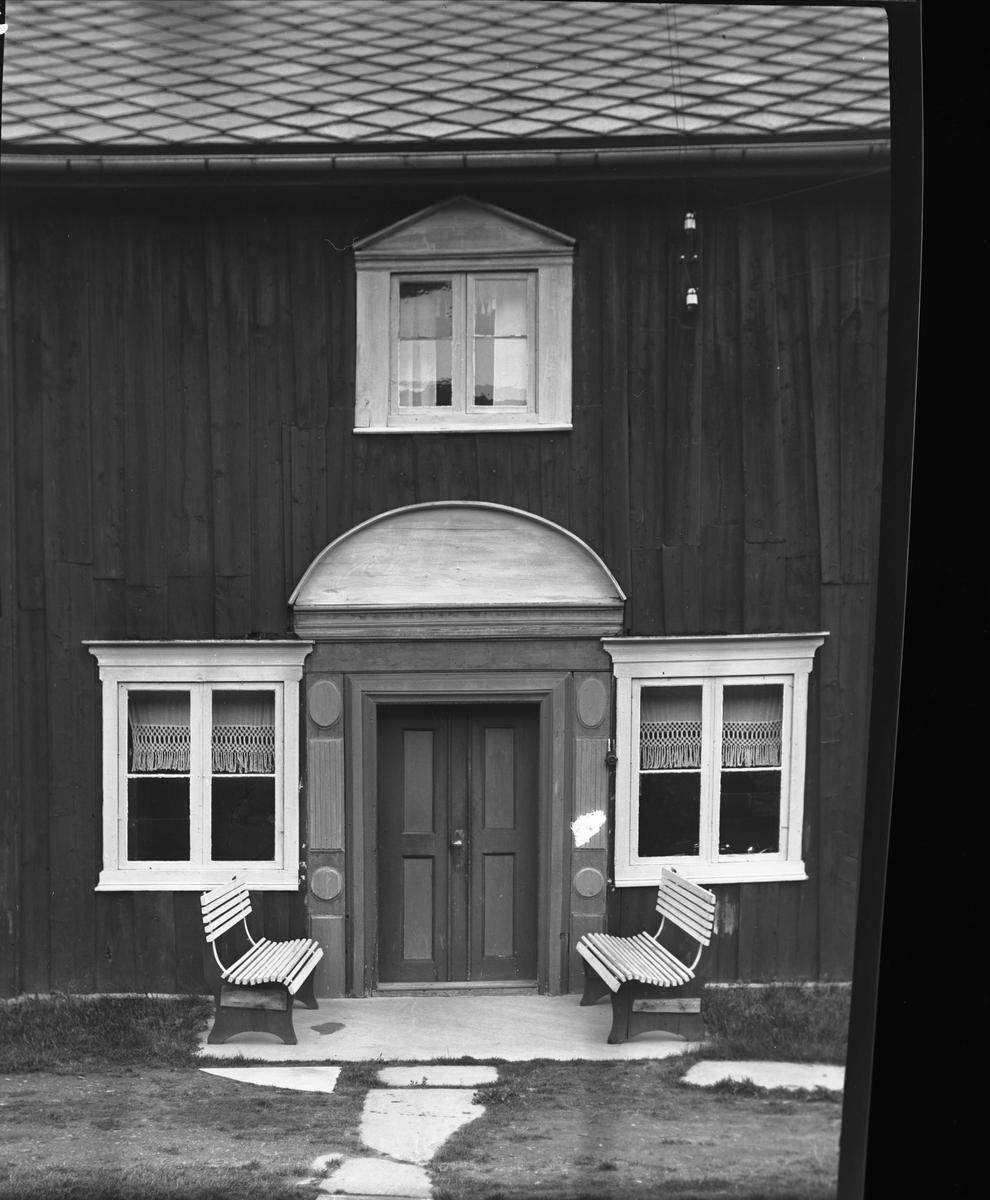 Inngangsparti på hovedbygning, Håkkåran, Oppdal, Sør-Trøndelag. Fra album. Fotografert 1940.
