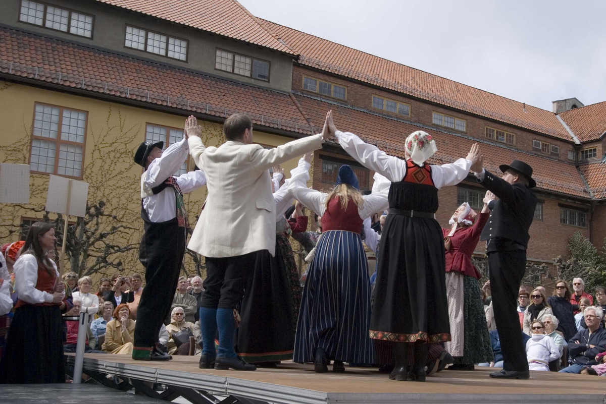 Bunadsdagen. Ringdans på scene på Torget. Norsk Folkemuseum, Bygdøy, Oslo.