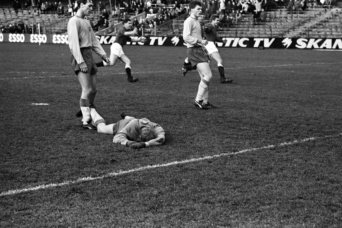Serie bilder av juniorlandskamp i fotball, Norge - Sverige 1967. 