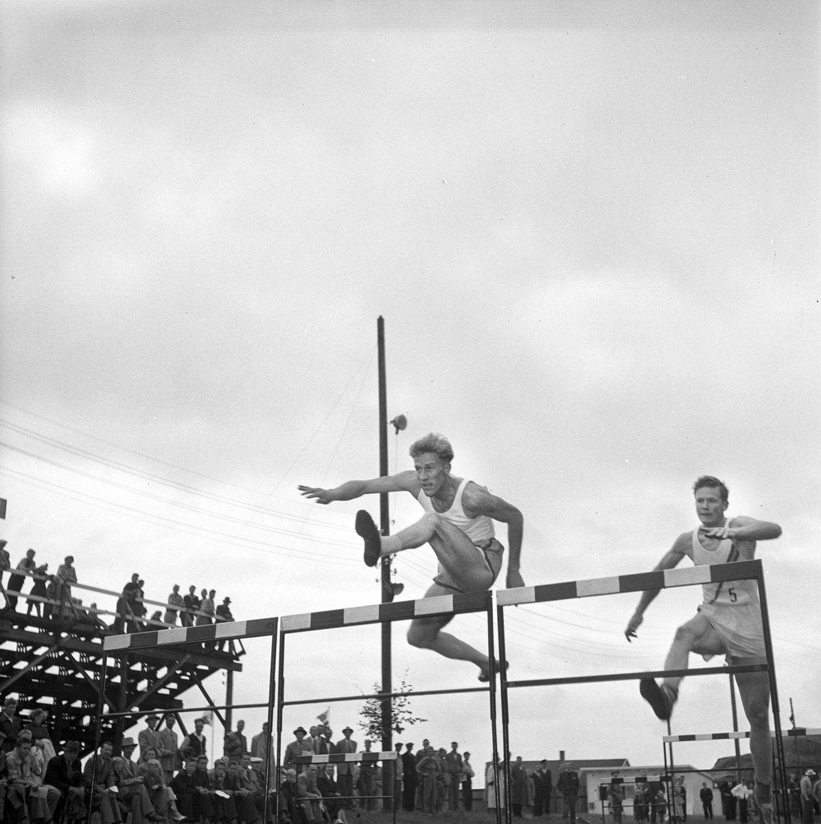 Serie. Norgesmesterskap i stafett hinderløp, Larvik, Vestfold.  Fotografert 1954.