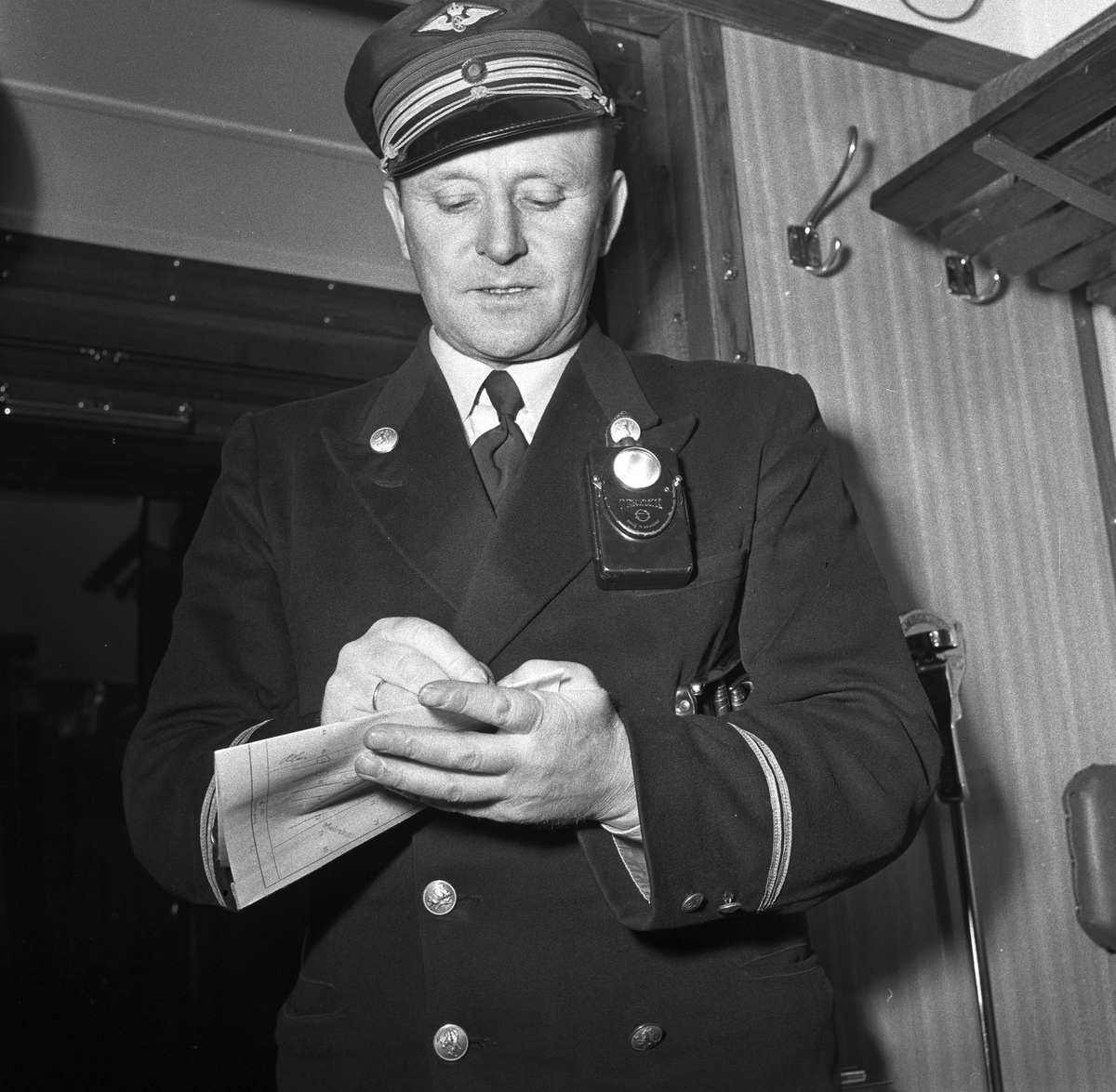 Serie. Service ombord på nattoget til NSB. Fotografert 26. mars 1957.