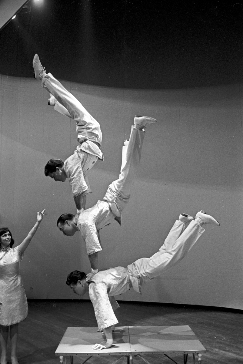 Serie. Medvirkende i forestillingen "Casino Non Stop",  bl.a. Rolf Just Nielsen og  kinesiske akrobater, ant. på Chat Noir i Oslo. Fotografert juni og august 1965.