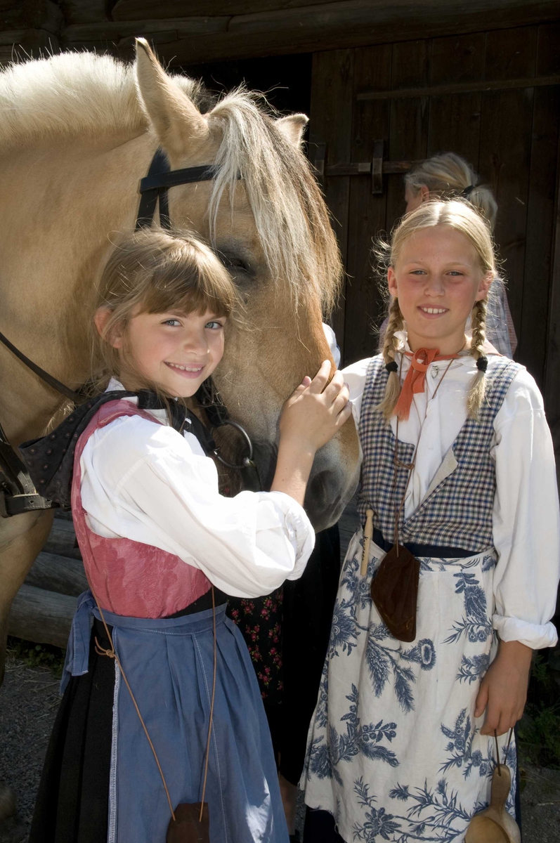 Barn i ferieskolen sammen med hesten Thordis.
Ferieskolen uke 27.
