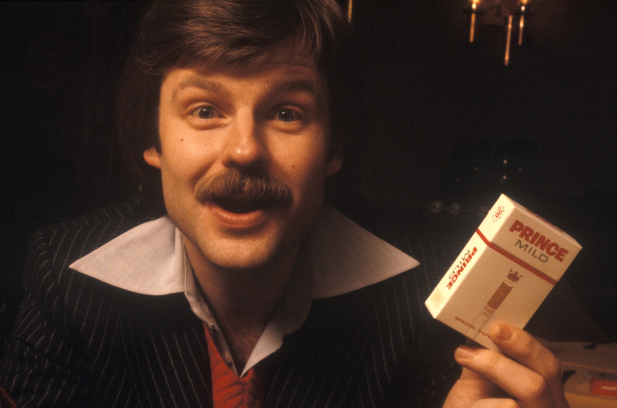 Reklamefoto med Tom Mathisen i rollen som en mann som viser frem en ...